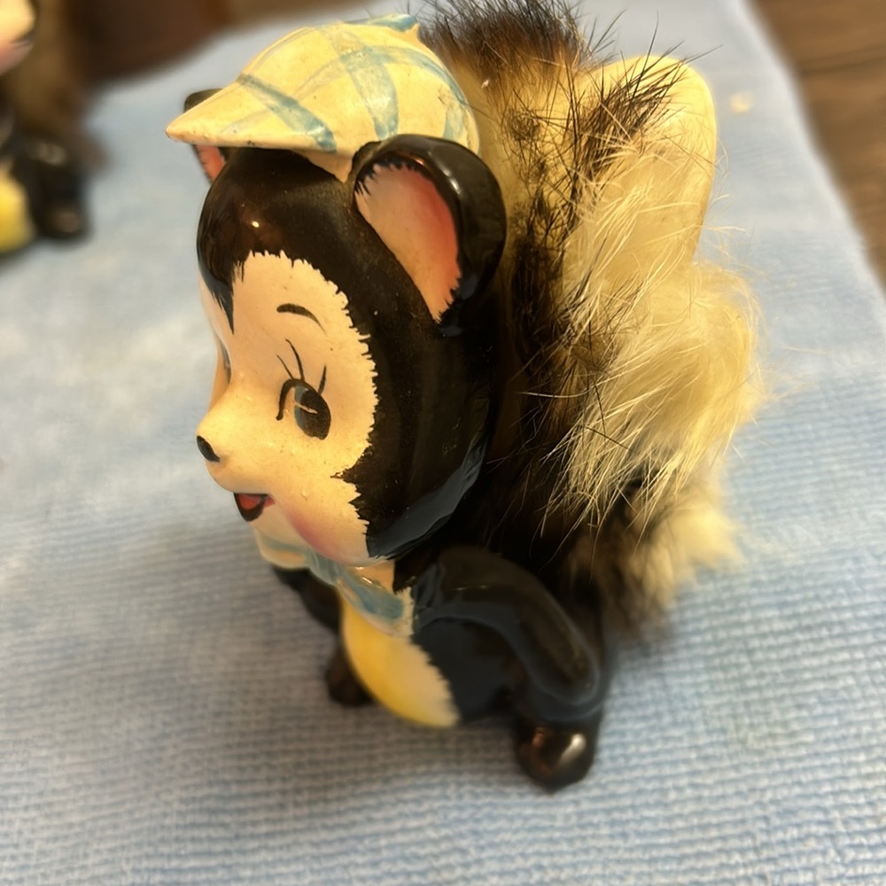 Adorable Vintage 1950s Porcelain Skunk - Picture 7 of 7